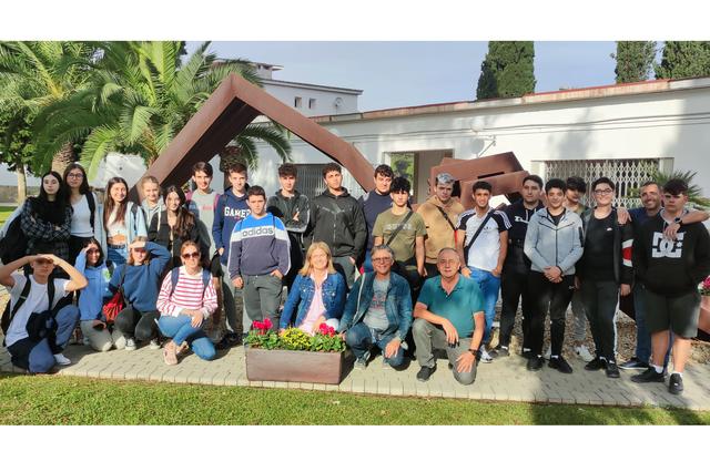 Alumnes del IES Jaume I visiten el cementeri d'Ontinyent