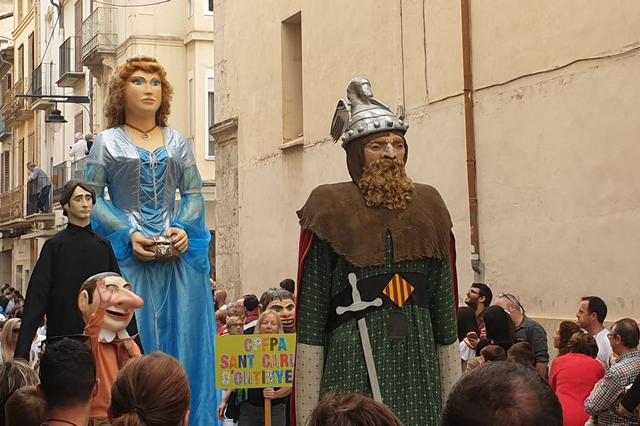 Gegants i Cabets d'Ontinyent recorren el carrer Major