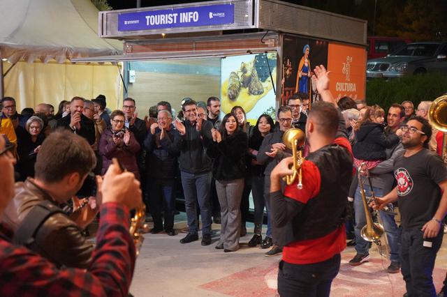 Festa, música i animació en la inauguració de la primera Fira d’Ontinyent