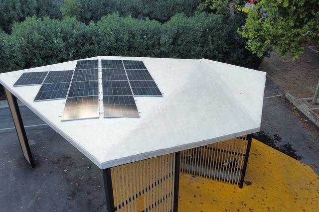 Ontinyent instal·la panells solars a la coberta de la parada de bus