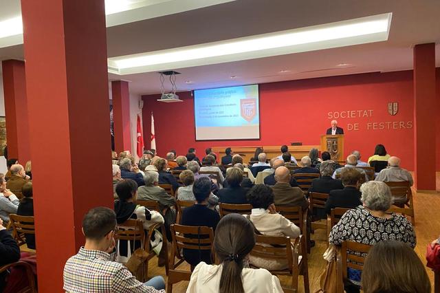 La comparsa Estudiants celebra el 50 aniversario de su recuperación con un libro