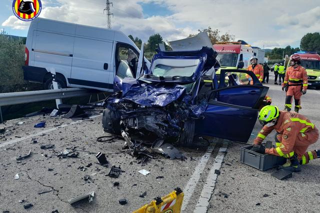 Los bomberos extraen a una persona tras un accidente en Ontinyent