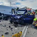 Los bomberos extraen a una persona tras un accidente en Ontinyent