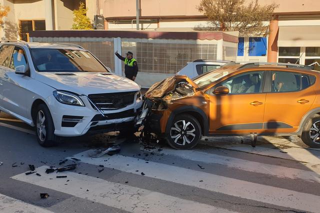Accident entre dos cotxes en l'encreuament de l'avinguda Albaida