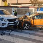 Accidente entre dos coches en el cruce de la avenida Albaida