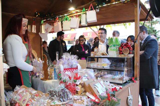 El Mercado de Navidad de Ontinyent llena la plaza de la Concepción