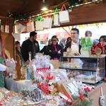 El Mercado de Navidad de Ontinyent llena la plaza de la Concepción