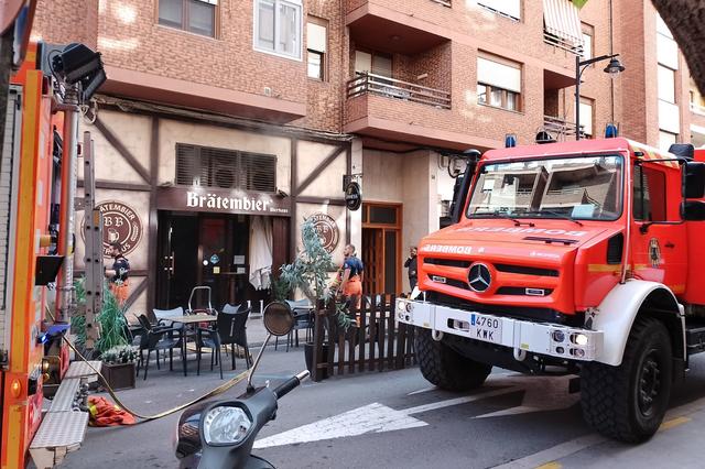 Extinguit l'incendi a un bar d'Ontinyent