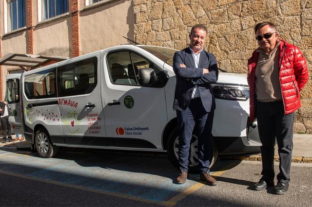 Caixa Ontinyent aporta un vehículo a la Asociación de enfermos de Alzheimer de Albaida