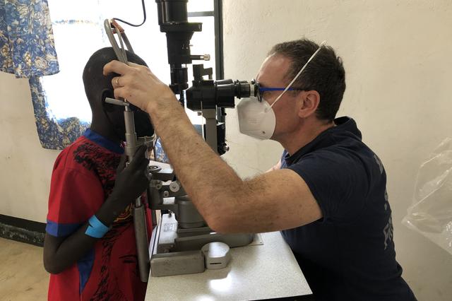 Javier Cantó, junto a su equipo, salva de la ceguera a más de 250 personas en El Chad