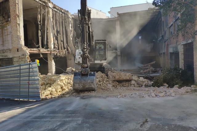 Derriban una nave abandonada en la avenida Torrefiel de Ontinyent