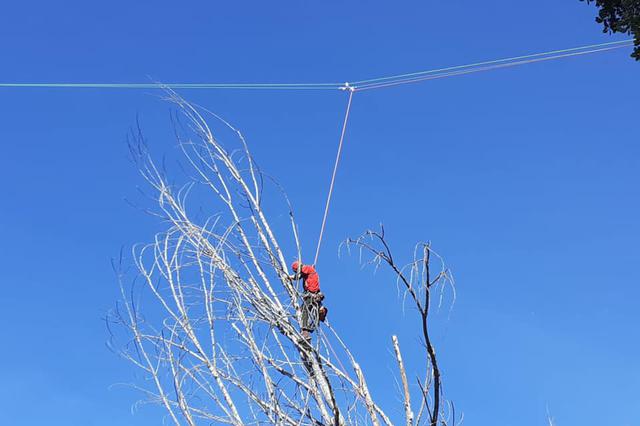 Talen des d'una tirolina un xop sec de 15 metres a Ontinyent