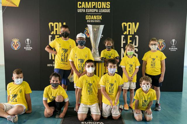 El trofeo de la Europa League ganado por el Villarreal visita Ontinyent