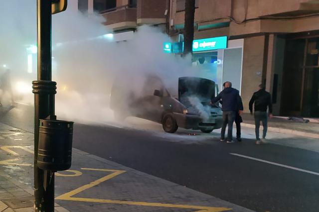 S'incendia un cotxe en ple centre d'Ontinyent