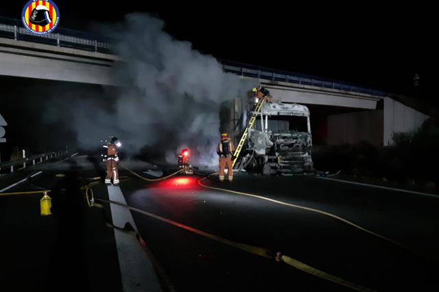Incendi a l'autovia a l'altura de Vallada
