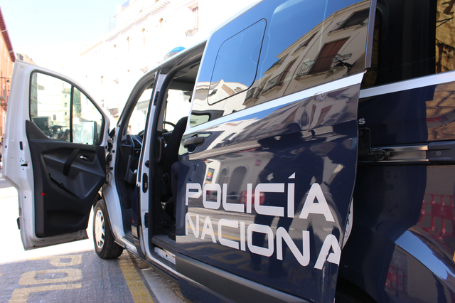La Policía Nacional deté un home per amenaçar tota la seua família