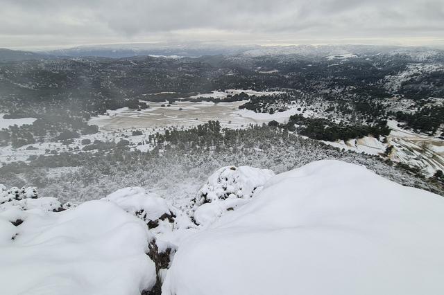 La neu tiny de blanc la Serra Mariola en plena primavera