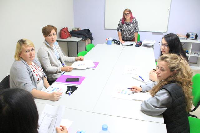 Ofereixen classes gratuïtes d'espanyol a refugiats ucraïnesos