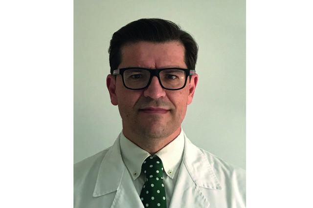 “El neurocirurgià del present no pot quedar-se en el que va aprendre en el passat”