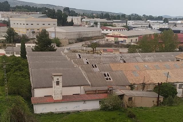 Mor un menor en caure des del sostre d'una fàbrica