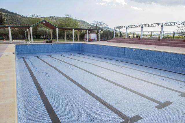 Bocairent renova el revestiment interior de la piscina municipal