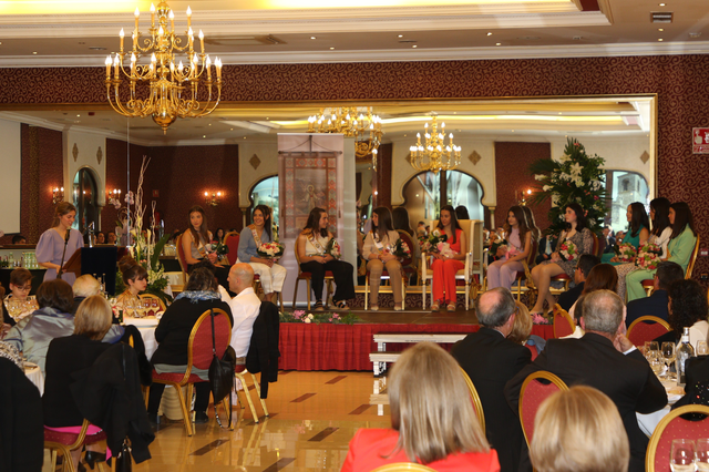 Las Fiestas de Sant Esteve presentan a la reina, Carla Muste Gil, y corte de honor