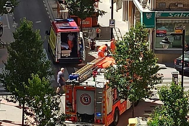 Un cotxe s'estampa en Pintor Segrelles (Ontinyent)