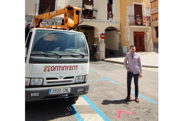 Ontinyent pinta i restaura les lluminàries de la plaça Major i el Regall