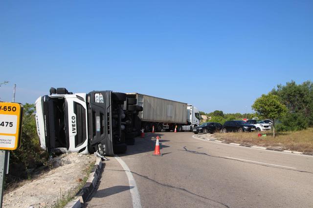 Vuelca un camión en la CV-650 en Ontinyent