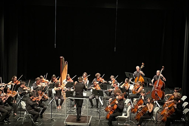 La Orquestra Caixa Ontinyent llena el Echegaray en el segundo concierto de la temporada