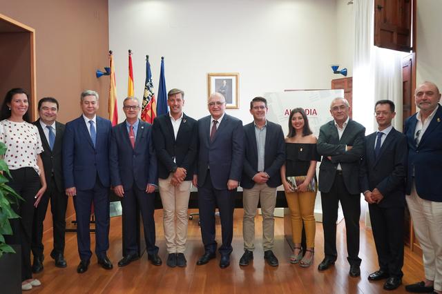 L'ambaixador d'Uzbekistán visita Ontinyent