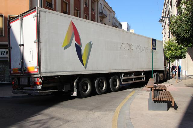 Un tráiler, atascado en la calle Martínez Valls