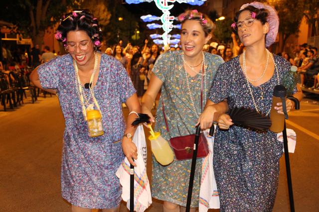 Alegría desbordant en la desfilada dels Alardos