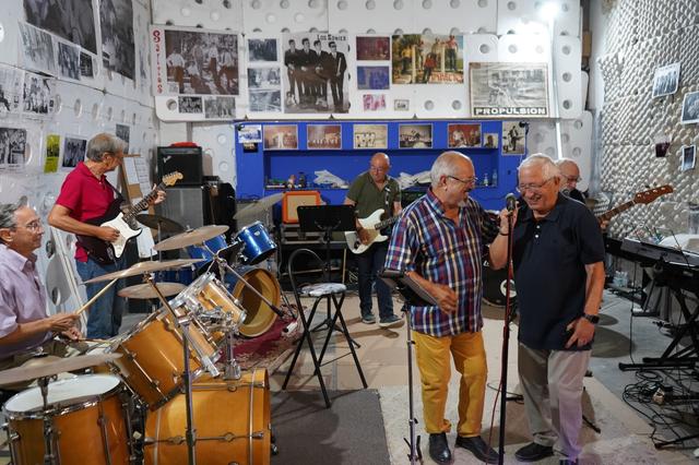 Los grupos de la “Nit Gran” ultiman la fiesta en la Glorieta de Ontinyent