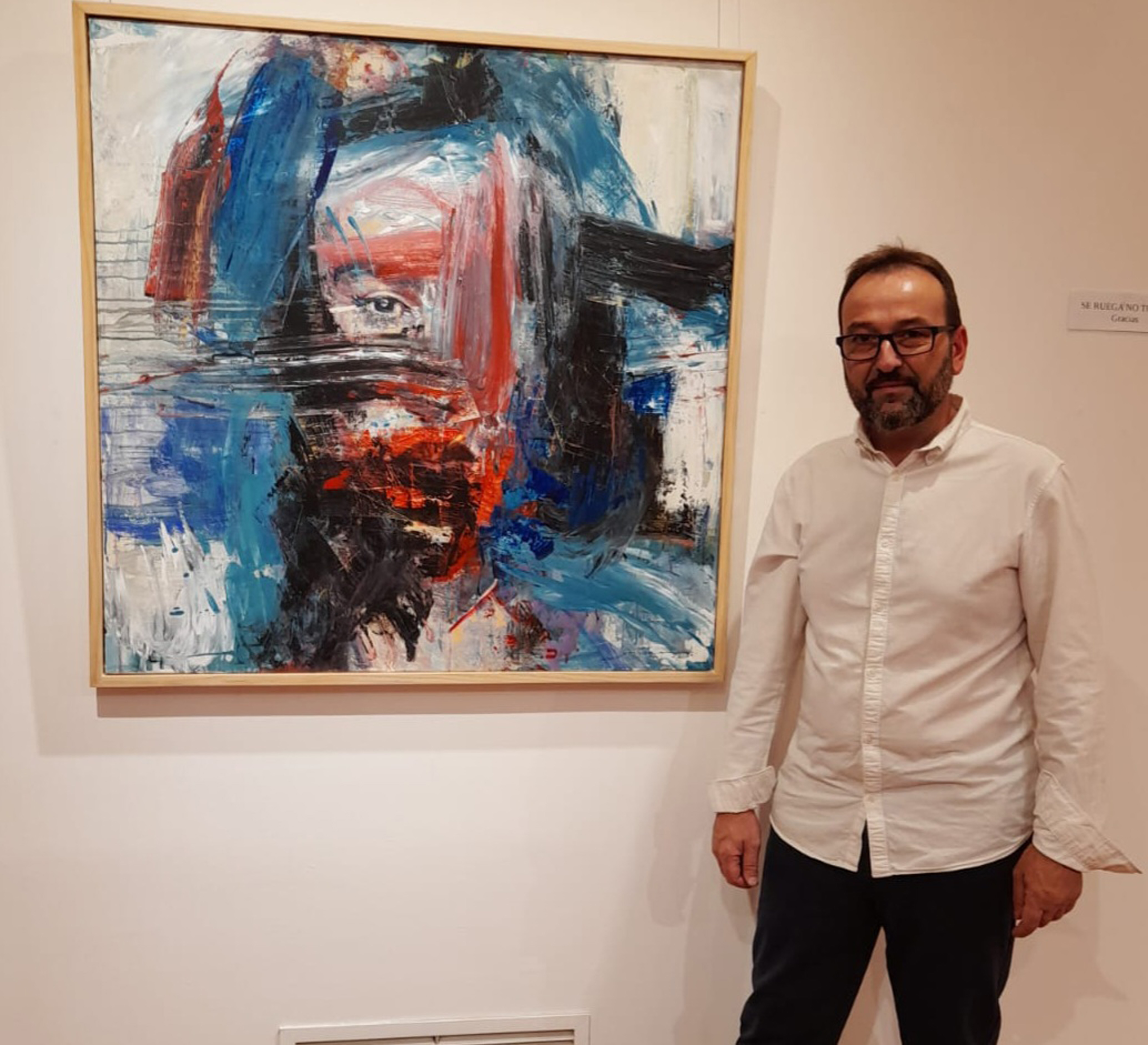 Guillermo Ferri junt a la seua obra 'Portrait'