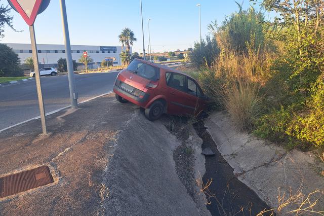 Un coche termina en la cuneta
