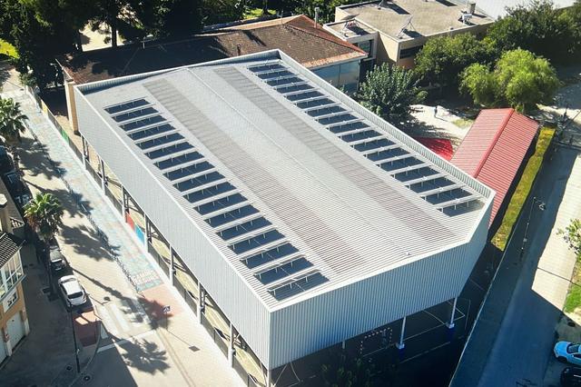 Ontinyent acaba la instal·lació dels nous panells solars del Lluis Vives 