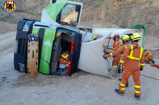 Un camión volquete sufre un accidente en Atzeneta