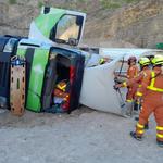Un camión volquete sufre un accidente en Atzeneta