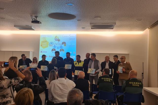 Bomberos de Ontinyent promueven un calendario solidario
