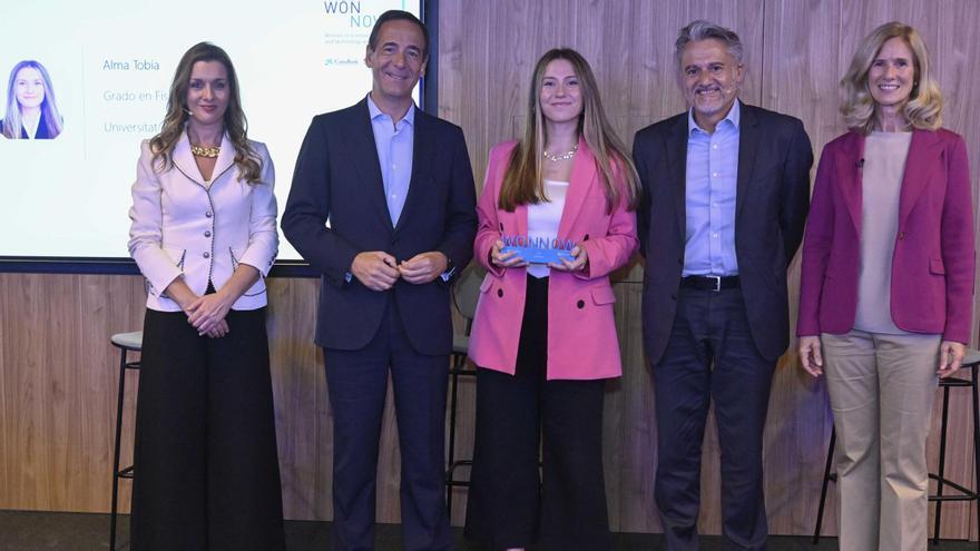 Alma Tobía recogiendo el premio