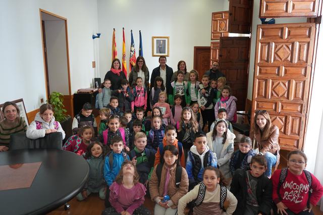 Alumnes de primària del CEIP Carmelo Ripoll visiten l’Ajuntament d’Ontinyent