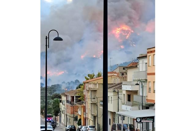 Evacúan a la población de Terrateig por el incendio en el barranco de La Font