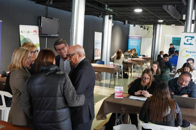 Ontinyent reúne a 20 empresas y 500 demandantes de ocupación