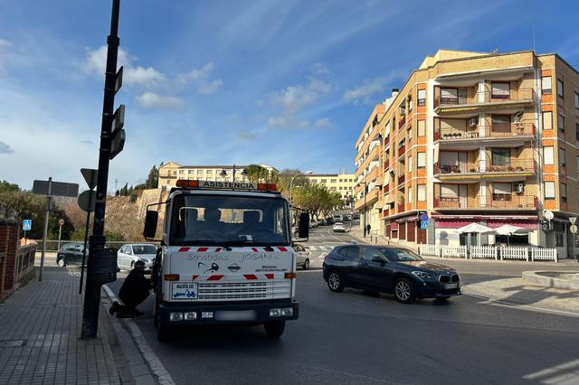 Dos coches chocan en la rotonda del Salvador de Ontinyent