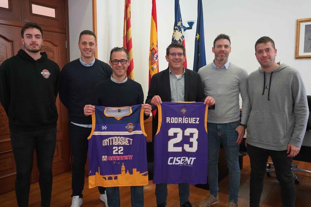 Ontibasket celebra la Copa i visita l’Ajuntament d’Ontinyent