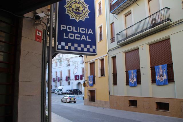 Un perro muerde a un hombre y a otro can