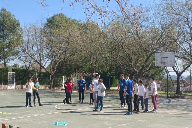 Jugadores del ESET comparten una mañana con el alumnado del CEE Vall Blanca