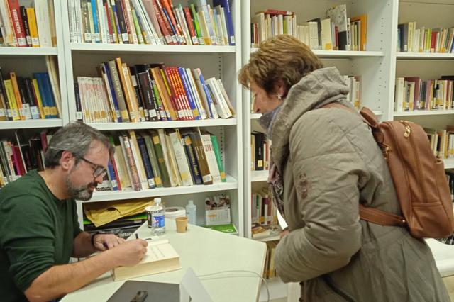 Juan Francisco Ferrándiz visita la biblioteca de Bocairent 
