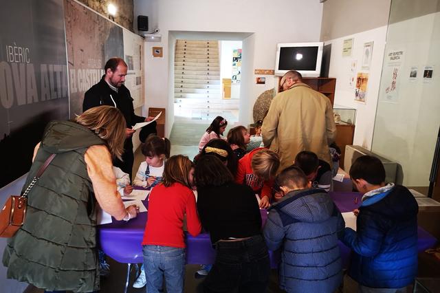 La primera sessió de “Museus en Familia” al MAOVA esgota les places ofertades